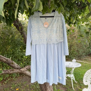 Odd Molly ljusblå långklänning - Superfin ljusblå långklänning från Odd Molly, modell Good Mood Dress. Klänningen har långa ärmar, v-ringning och ett detaljerat broderat spetsmönster upptill. Mjuk och flowy känsla, perfekt för vår och sommar. Färgen heter Dream Blue och ger en fräsch vibe. Storlek 2 som enligt deras storleksguide motsvarar en storlek M. Helt ny med tags/ prislapp fortfarande kvar. 