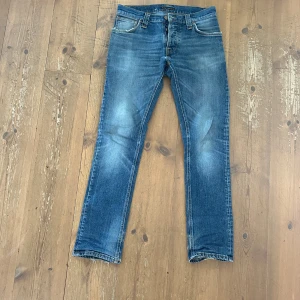 Blå jeans från Nudie Jeans Co W30 L32 - Säljer ett par klassiska blå jeans från Nudie Jeans Co i modellen W30 L32. Modellen är grim tim