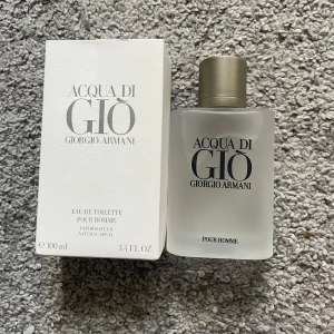 Armani – Acqua di Giò Pour Homme - Armani – Acqua di Giò Pour Homme (100 ml) 🌊🍃 Fräsch och tidlös herrdoft från Armani! Acqua di Giò Pour Homme kombinerar friska noter av citrus och havsbris med mjuka toner av jasmin och rosmarin – perfekt för vardag, jobb eller kväll ✨🌿  • Storlek: 100 ml • Skick: Oanvänd, i originalförpackning • Nypris: ca 1200 kr 💸  💡 Köpt från privatperson. Tidigare ägare visade kvitto och sa att den är äkta, men jag kan inte garantera det till 100 % – därav det låga priset.  📍 Finns i Linköping eller skickas