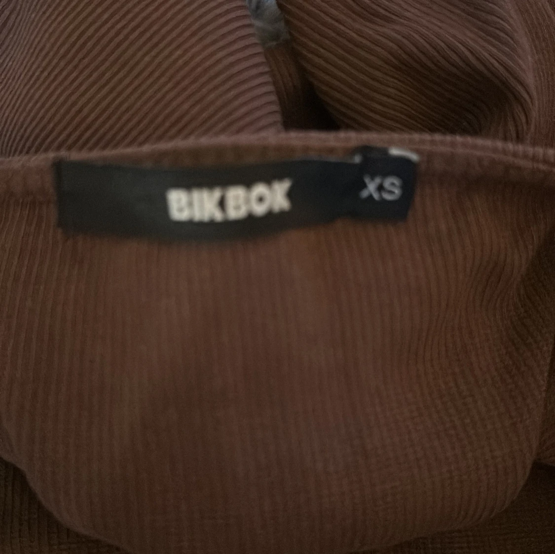 Brun ribbad linnetopp från BikBok - 2