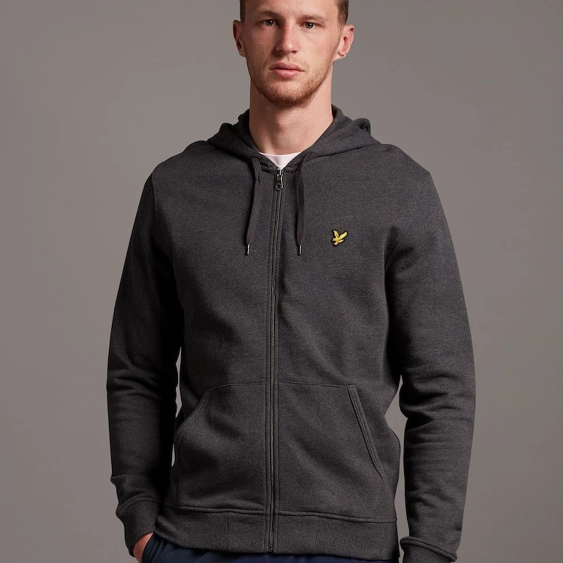 Mörkgrå hoodie från Lyle & Scott stl M