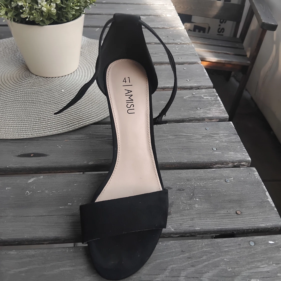 Svarta klackade sandaler från Amisu