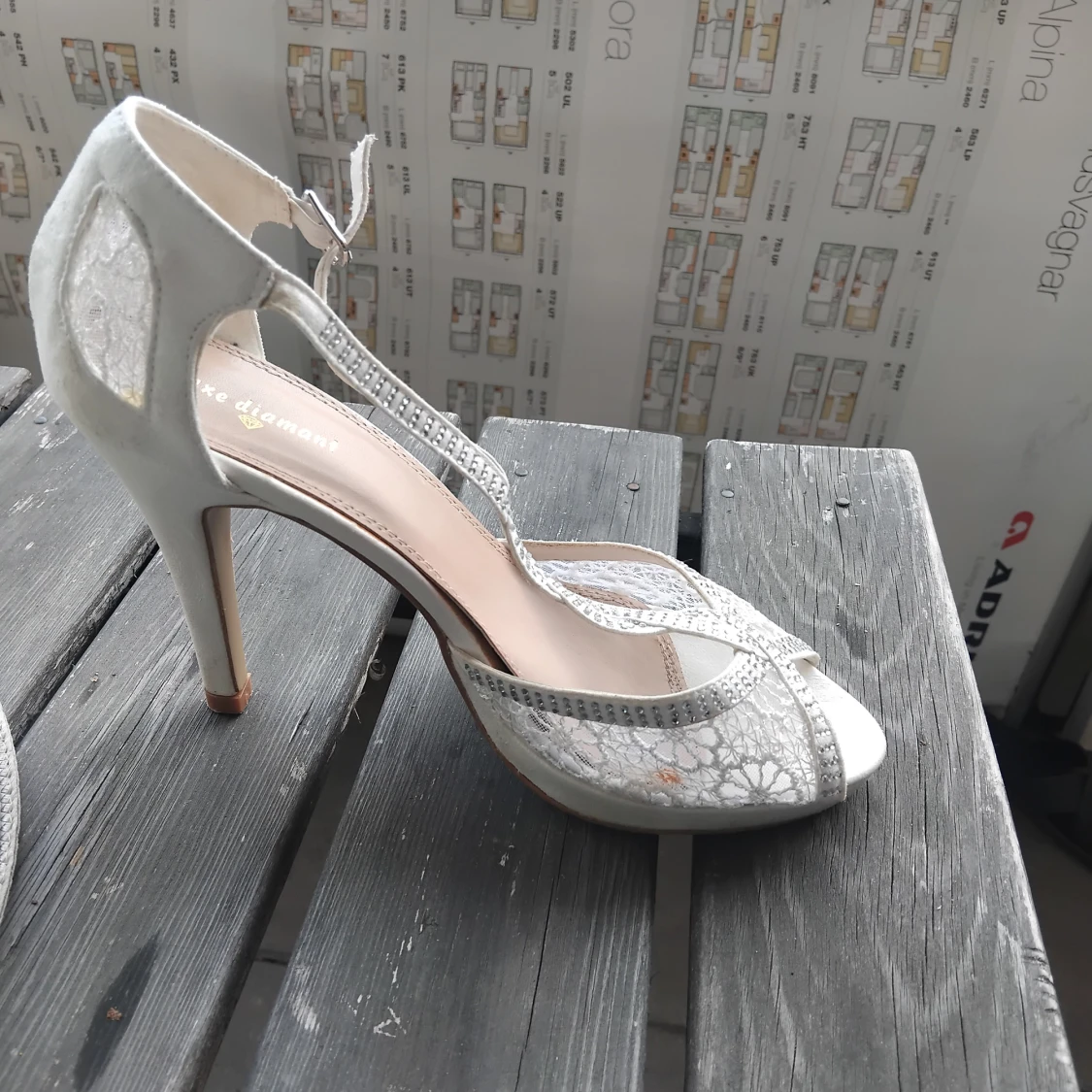 Vita spetsiga pumps med strassdetaljer - 1