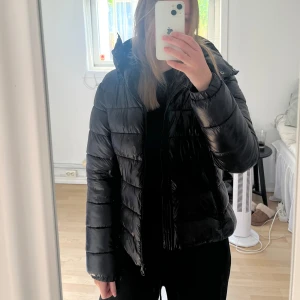 Svart jacka - Säljer den populära lager157 jackan, använd men inga tecken på skada🩷