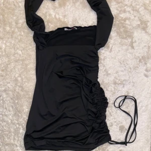 Svart urringad klänning - Använt någon enstaka gång, perfekt skick. Storlek XS 🖤
