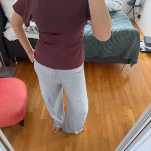 Figursydd t-shirt - Vinröd figursydd T-shirt från Zara 