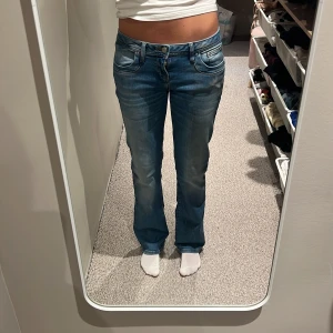 Lågmidjade Jeans -LTB - Säljer ett par Ltb jeans pga av att de är i för stor storlek. Jag beställde fel och hann inte skicka tillbaka. De är ursprungligen från zalando.De är använda en gång men skickas nytvättade. De är i storlek w28/l32. Kan tänka mig att sänka priset lite. Hör av er vid frågor 💕💕
