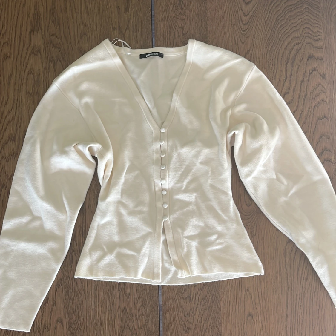 Krämvit kofta från Gina Tricot - 1