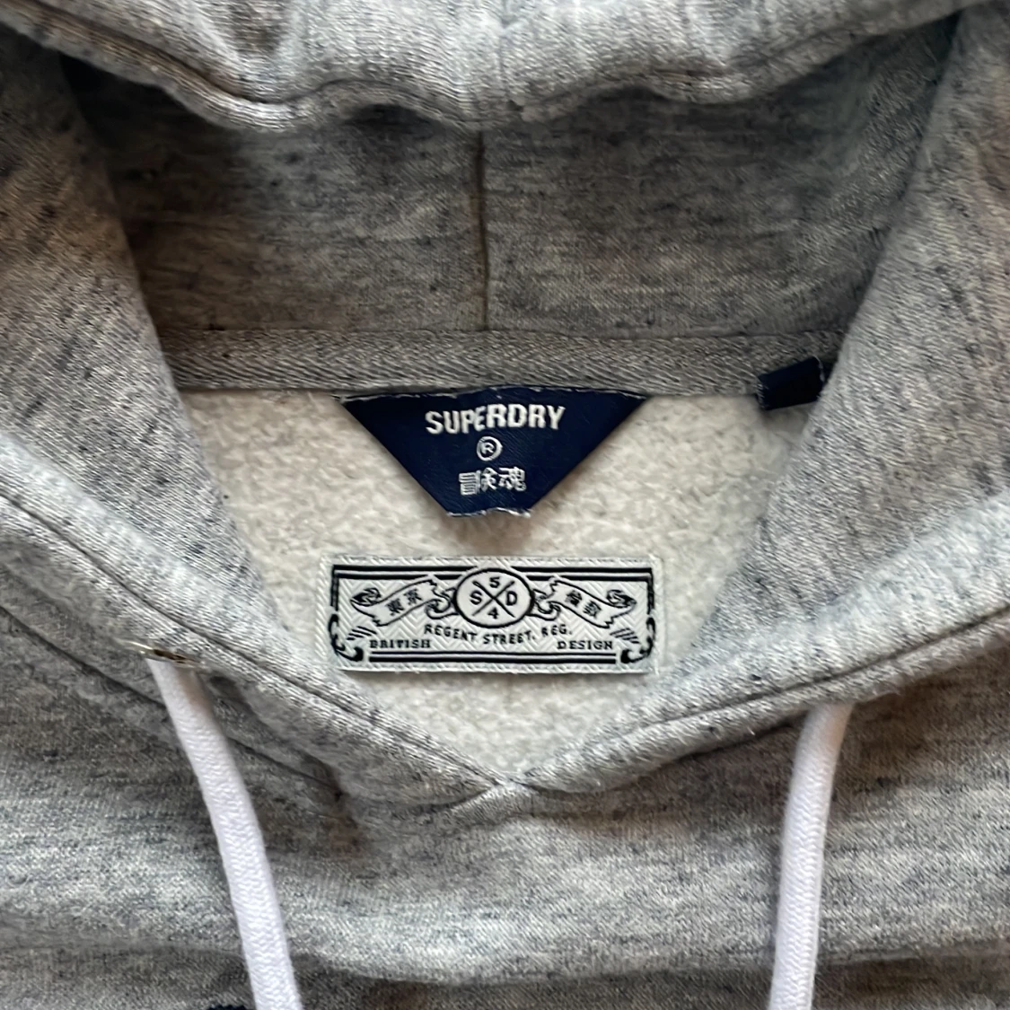 Grå hoodie från superdry. - 4