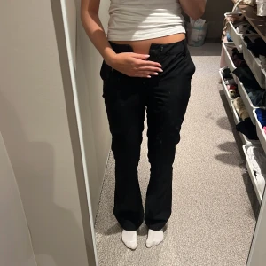 Svarta kostymbyxor - Säljer ett par högmidjade kostymbyxor ifrån BIKBOK i storlek 34. Det är använda en del men har inga defekter. Säljer pga de har blivit försmå. Hör av er vid frågor💕💕