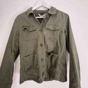 Olivgrön jacka  - Säljer en super fin olivgrön jacka som kommer passa perfekt till hösten 🌸har en liten fläck på framsidan som förmodligen går bort i tvätten 