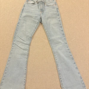 Ljusblå bootcut jeans - Säljer ett par ljusblå jeans med bootcut-modell ifrån ginatricot. Säljs då de inte kommer till användning längre! 