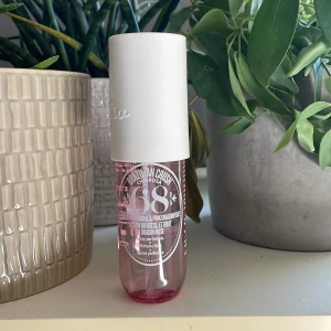 Sol de Janeiro Cheirosa 68 bodymist - Fräsch parfymmist från Sol de Janeiro i doften Cheirosa 68, med noter av brasiliansk jasmin och pink dragonfruit. 90 ml, ej använd.  