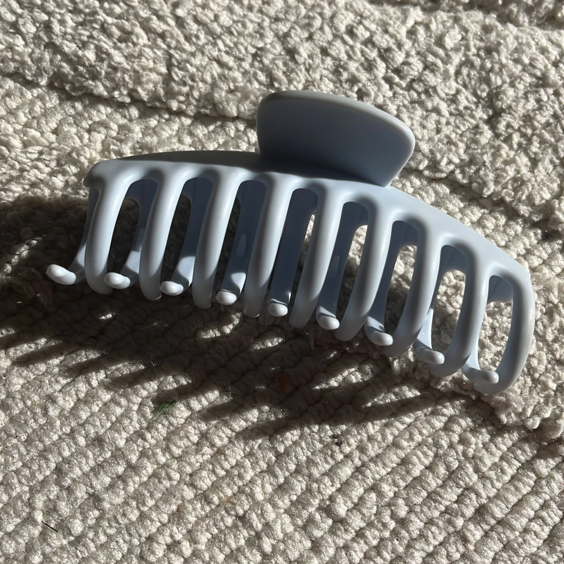 Litet kit med olika saker mobilskal är till iPhone 8 och shammpot o balsamet är oandvänt  - 2