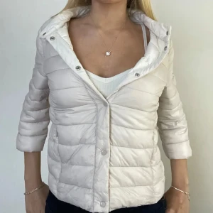 Vit/beige Herno liknande jacka!  - FÖLJ FÖR FLER LIKNANDE!!💕 Herno liknande jacka med trekvartsärm och knappar. Perfekt nu i höst! Storlek XS inga defekter! Tryck köp nu! TK-0004