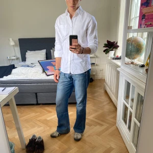 Vit skjorta Hampton Republic  - Säljer för att inte riktigt gillar den, är osäker varför. Står S men ni kan ju se hur den sitter på mig som brukar ha M. Skriv om ni har frågor, vill pruta eller gå på dejt👹✌️