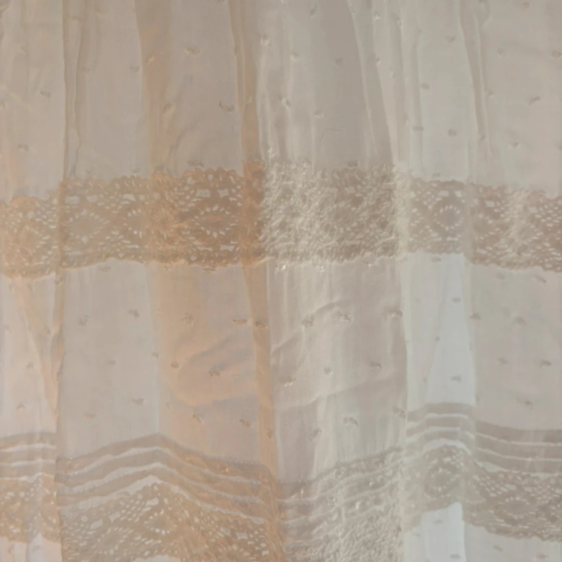 Vit långklänning med spets och prickar - 3