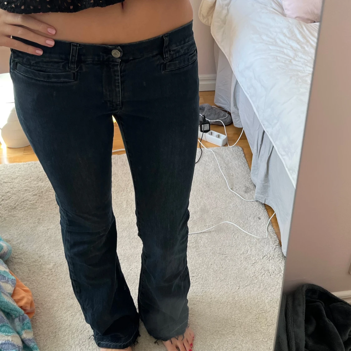 Mörkblå bootcut jeans med låg midja