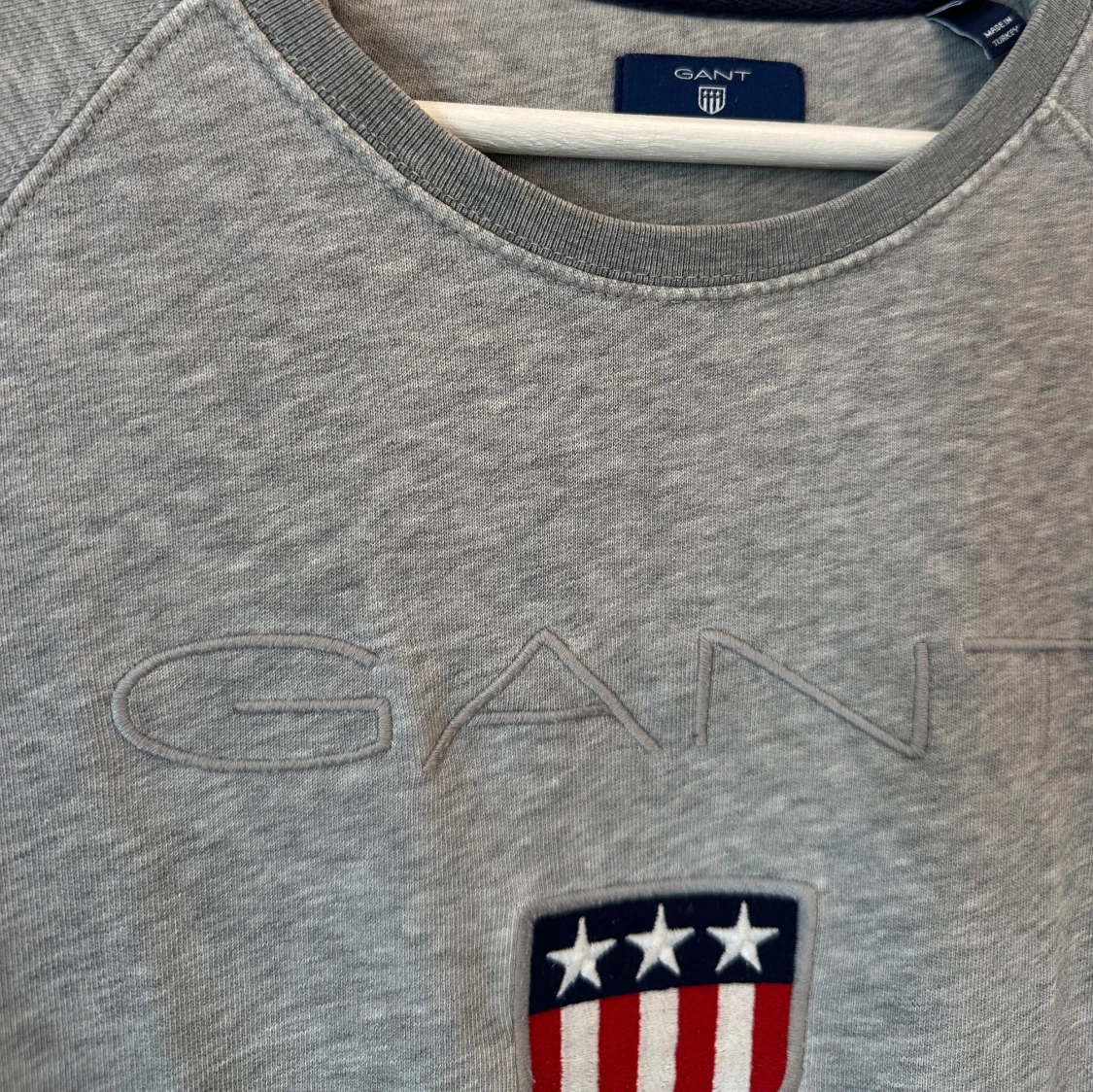 Grå sweatshirt från GANT med brodyr - 1