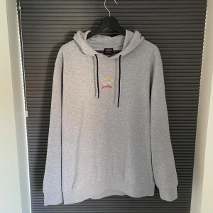 Grå hoodie från Paul & Shark - Säljer nu denna i princip oanvända gråa hoodie från Paul & Shark. Tillverkad i mjuk bomull. Tveka inte att höra av dig vid frågor! 