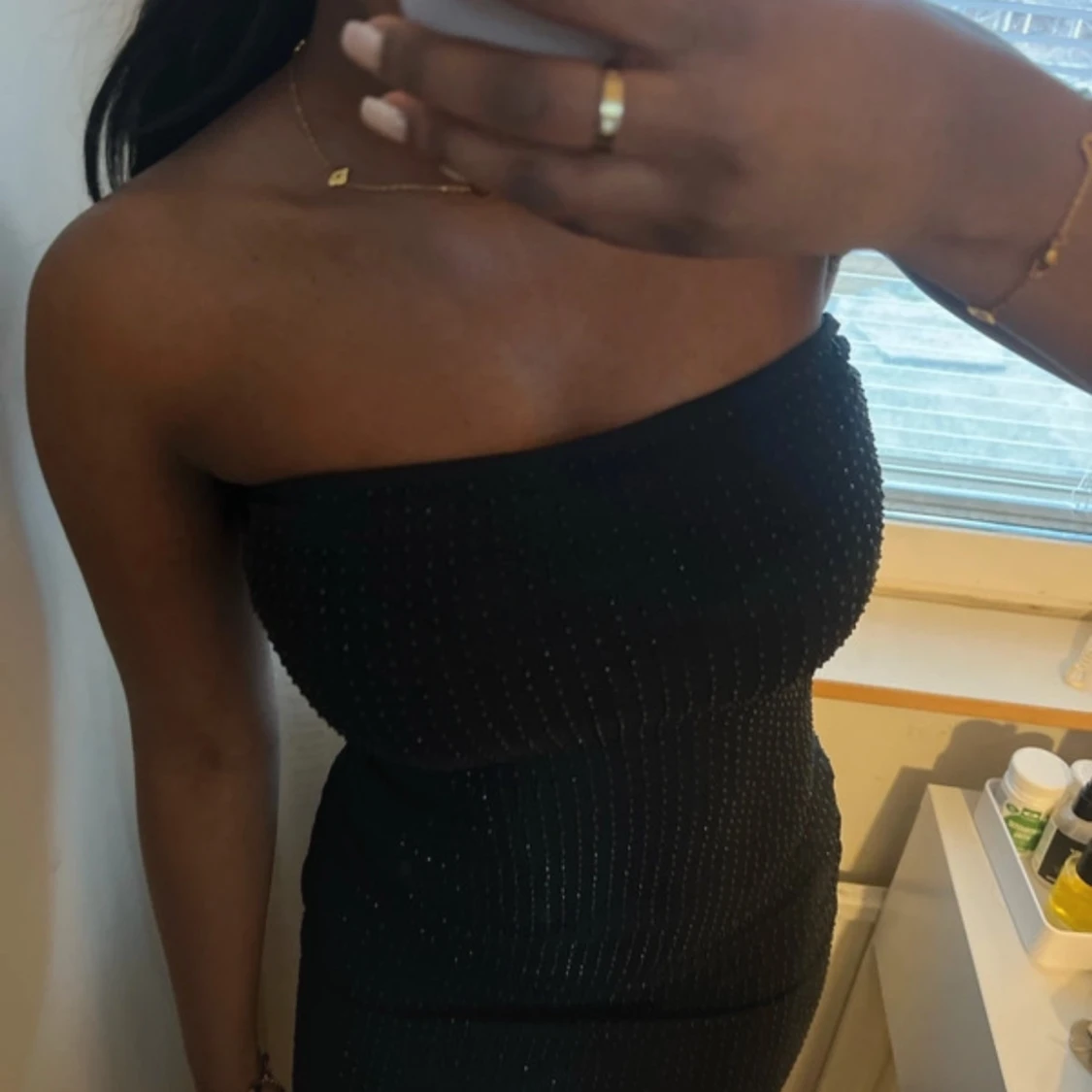 Svart glittrig axelbandslös klänning