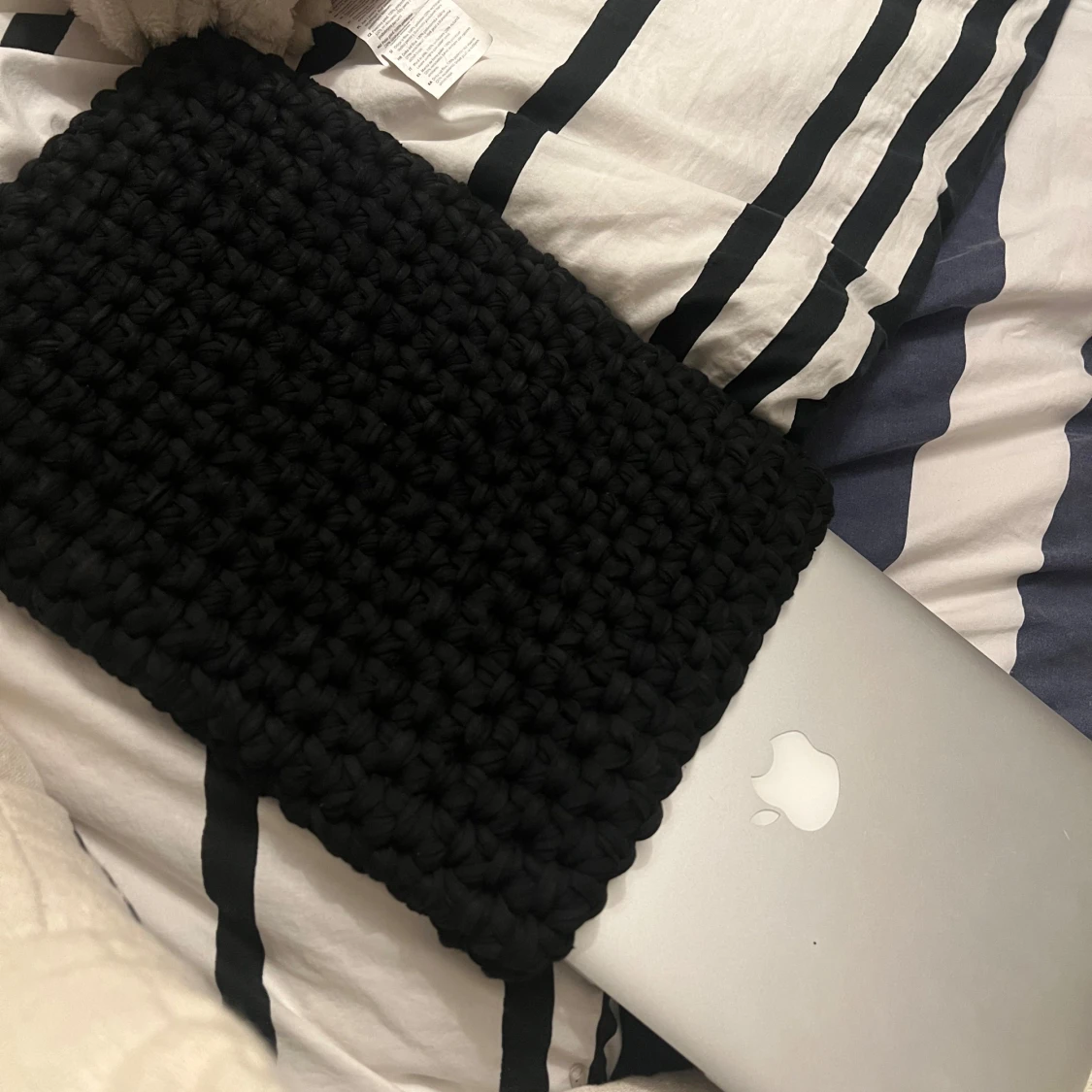 Svart stickad datorväska - 2