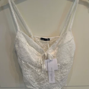 Vit spets linnetopp från Bershka - Supersöt vit spetstopp från Bershka🫰🏼🫰🏼Enbart provad med lappen kvar!!