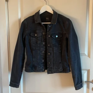 Svart jeansjacka från ONLY - Svart jeansjacka från ONLY med knappar framtill. Storlek fattas men skulle säga att den är en xs-s 