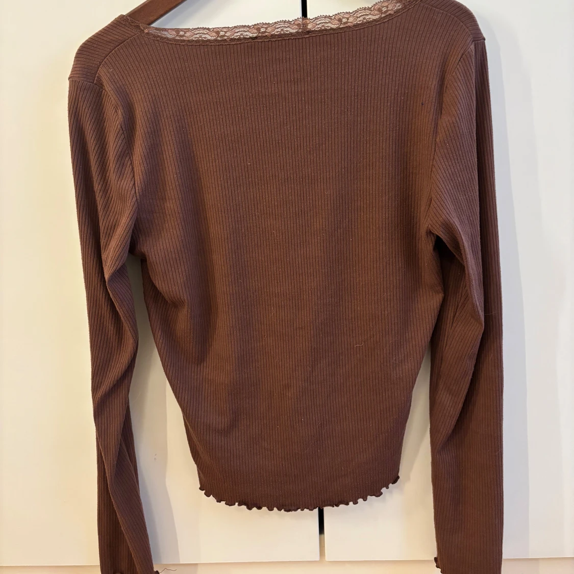 Brun ribbad topp med spets  - 1