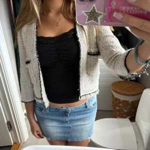 Zara cardigan  - Snygg cardigan/jacka från zara. Den är i storlek M men passar som S💕