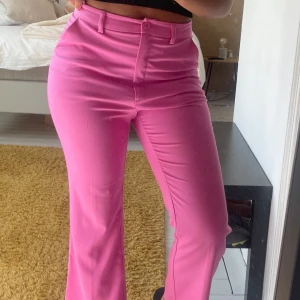 Rosa bootcut kostymbyxor - Säljer ett par snygga rosa kostymbyxor med bootcut passform och hög midja🌸