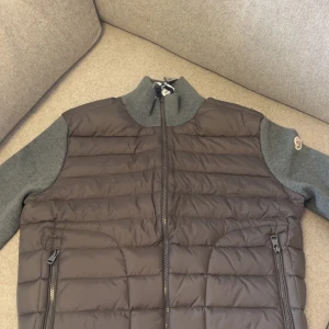 Moncler cardigan - Säljer en helt ny och oanvänd Moncler cardigan/ jacka i stilren grà färg. Storlek L passar M bättre mindre i storlek. Nfc scan såklart☺️ Pris kan diskuteras!