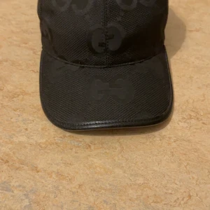 Svart keps - Pris kan ändats vid snabb affär .