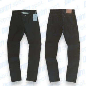 Acne Studios Jeans - Sprillans nya jeans från Acne Studios. Byxorna är tillverkade av en tungt rått denimtyg som kommer ge snygga slitningar och fades desto mer de används. Alla tags och lappar är kvar och jeansen har inte ens provats på‼️• Längd: 114 cm • Midja: 40 cm • Benöppning: 16,5 cm • innerbenslängd: 89,5 cm • lårbredd: 26 cm • Hör gärna av dig om du har några frågor💙