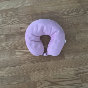 Skön resekudde  - En skön rosa resekudde.