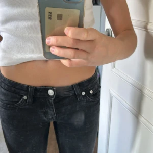 Svarta bootcut jeans - Ett par svarta ”bootcut” jeans. Det har varit skinny jeans som jag har försökt sytt om till bootcut! Riktiga lowwaist jeans! Står ingen storlek men runt xxs, w23 kanske? Skriv för mått💕
