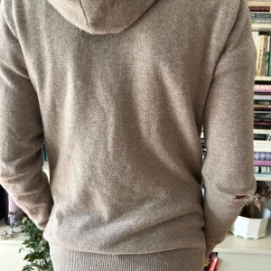 John Henric cashmere hoodie - Säljer denna beiga cashmere hoodie från John henric. Hoodien har använts mycket och har därför fått hål i båda armbågarna. Går däremot lätt att fixa och tröjan kostar ny 2500 kr