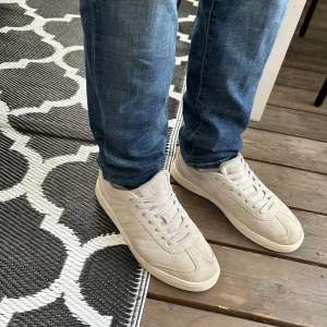 Strömberg skor  - Gråa skor från Strömberg använda i ungefär 2 månader så nästan nya. Storlek 43 nypris 1200kr