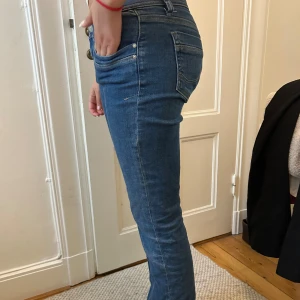 Jeans från LTB - Säljer ett par klassiska blå skinny jeans från LTB, modellen Valerie. Nypris +700 kr.