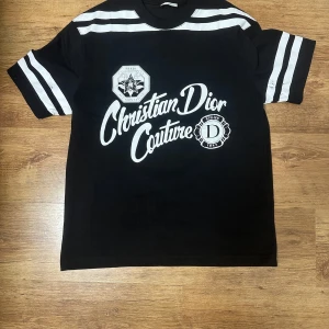 T-shirt - Bra skick lite stor i storlek de är storlek S men skulle säga att den är stor i S och passar M.bara en liten direkt i armen men annars är den i bra skick 