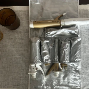 Multistyler för hår i guld och vitt - Säljer ett multistyler-kit för hår med flera utbytbara delar i guld och vitt. Inkluderar 2 locktänger (en smalare och en bredare), krustång, borste och spiralformad lockdel. Allt kommer i ett silvrigt fodral, perfekt för att skapa olika frisyrer. Från Grundig, använd mycket sparsamt. 