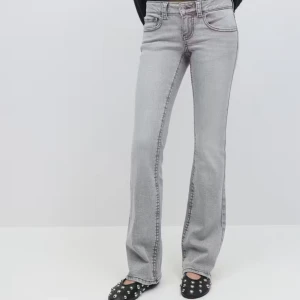 Grå bootcut jeans från Perfect Jeans/Gina tricot  - Snygga grå jeans från Perfect Jeans i bootcut-modell. Jeansen har klassisk femficksdesign, låg midja och raka ben som släpper ut vid ankeln. Tillverkade i mjukt denimtyg med tydliga sömmar och cool tvättad look. Original pris 500kr 