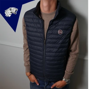 COLMAR VÄST  - Snygg väst från Colmar  | Skick: 8/10 (se bild 3)  | Strl: 50 (S/M) | Modellen är 180cm lång | Hör av dig vid frågor eller funderingar!