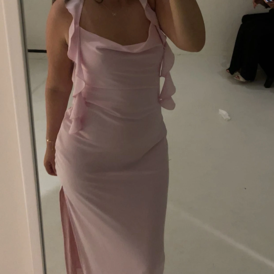 Ljusrosa långklänning med volang - 3