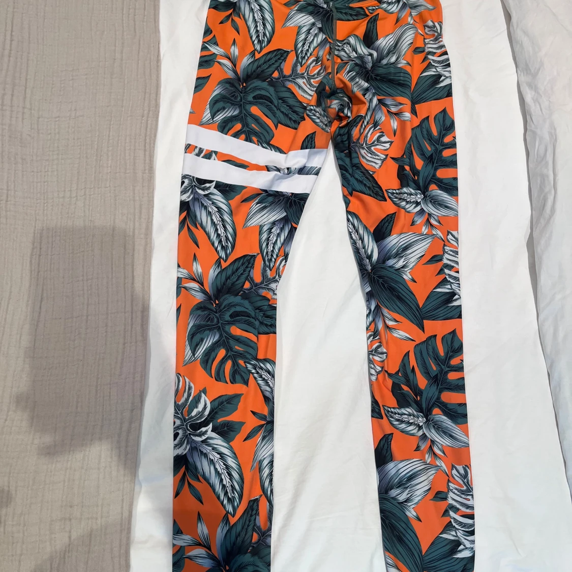 Orange mönstrat träningsset med gröna blad - 3