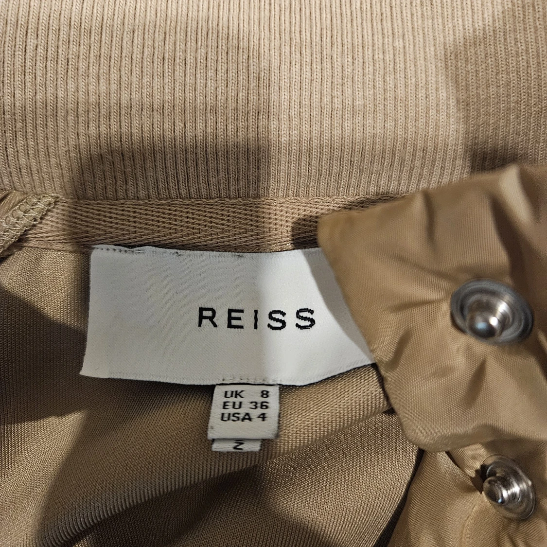 Beige quiltad pufferjacka från Reiss - 1