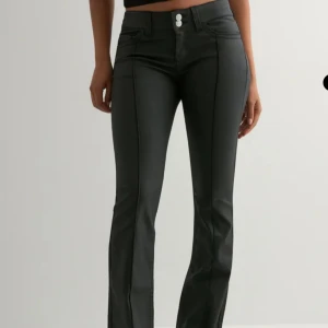 Lågmidjade skinnbyxor - Säljer mina skitsnygga lågmidjade skinnbyxor från Nelly . Använda ett fåtal gånger men har en liten defekt på ena bakfickan ( kan visa bild). Storlek 38 men skulle säga att dom är små o storleken !  Nypris 700