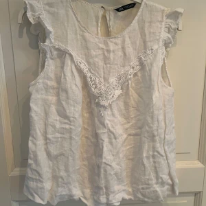 Vit blus med spets från Zara - Super söt vit blus från Zara med volangdetaljer på axlarna och spets framtill🥰🥰