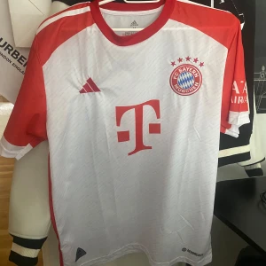 Bayern München Kane #9 Adidas tröja - Säljer en officiell FC Bayern München matchtröja med Harry Kane. Pris kan diskuteras 