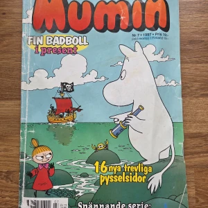 Mumin Nr 7 1997 - Följ med Mumin och Lilla My på roliga och spännande äventyr i Mumindalen! Denna färgglada serietidning bjuder på 16 pysselsidor och massor av humor, pirater och vänskap. Perfekt för dig som gillar tecknade berättelser och vill ha kul!